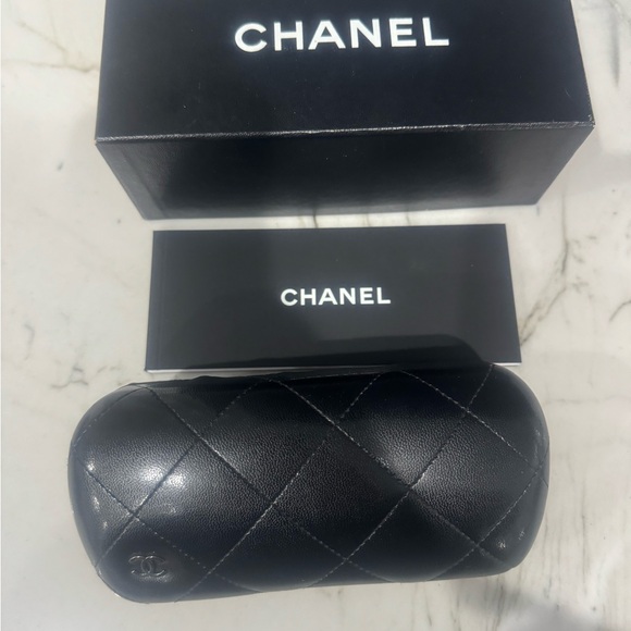 Chanel sunglasses, worn twice on our honeymoon 🙈 - Picture 4 of 8